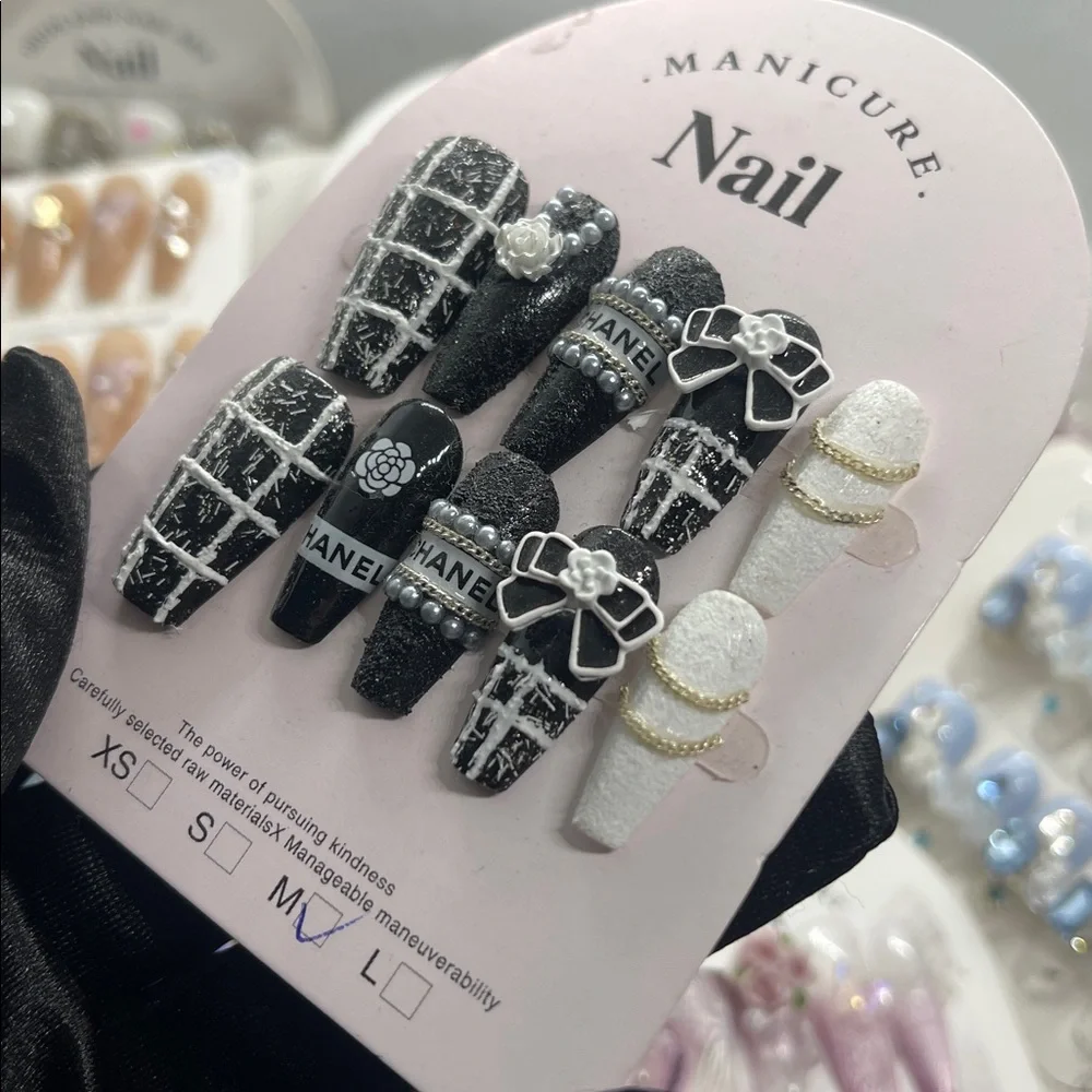 M size Elegant White Floral Nail Art Set